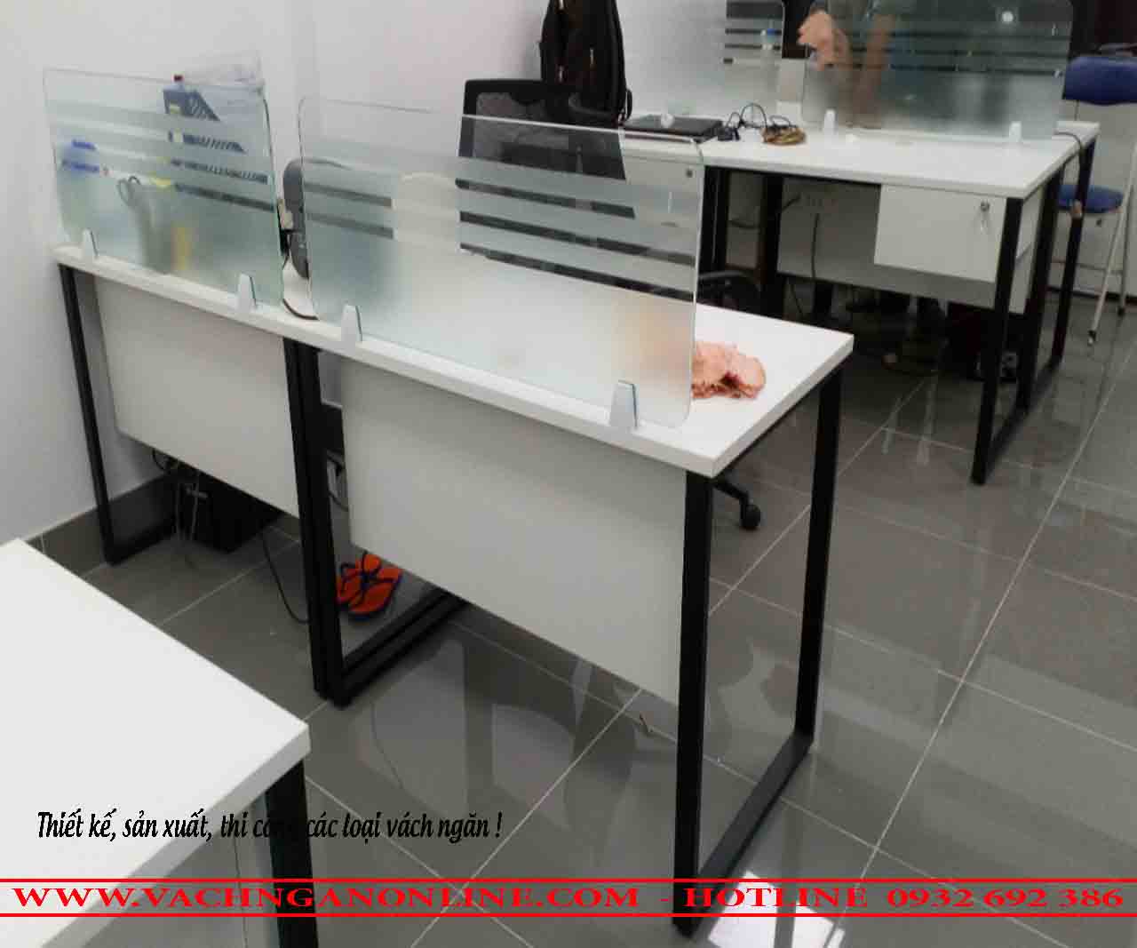 Bàn làm việc có vách ngăn 202