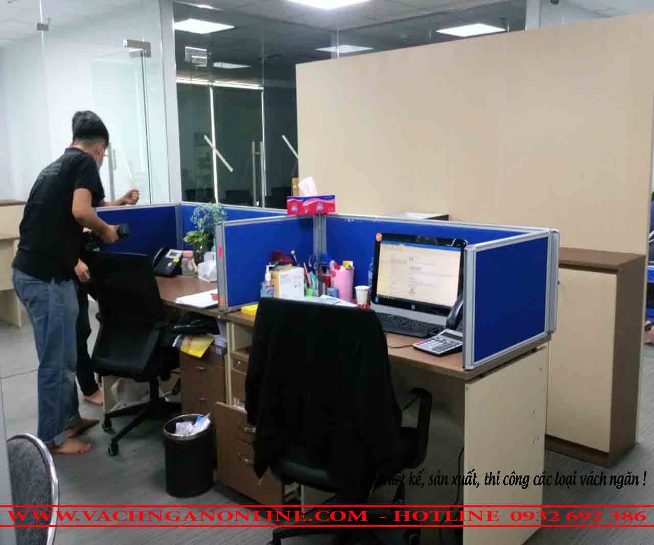 Bàn làm việc có vách ngăn 208