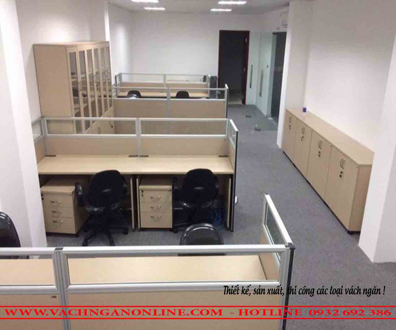 Bàn làm việc có vách ngăn 212
