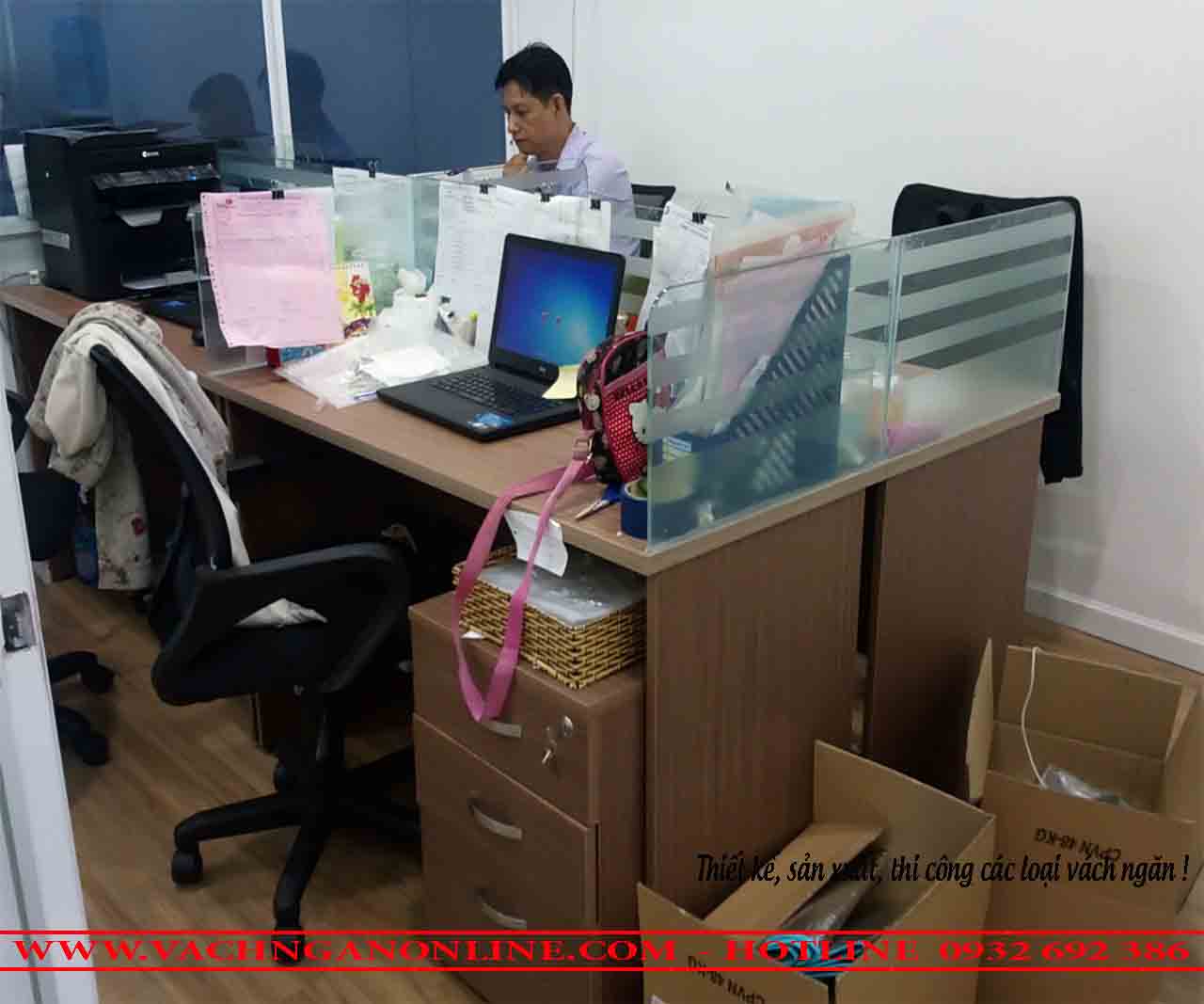 Bàn làm việc có vách ngăn 426
