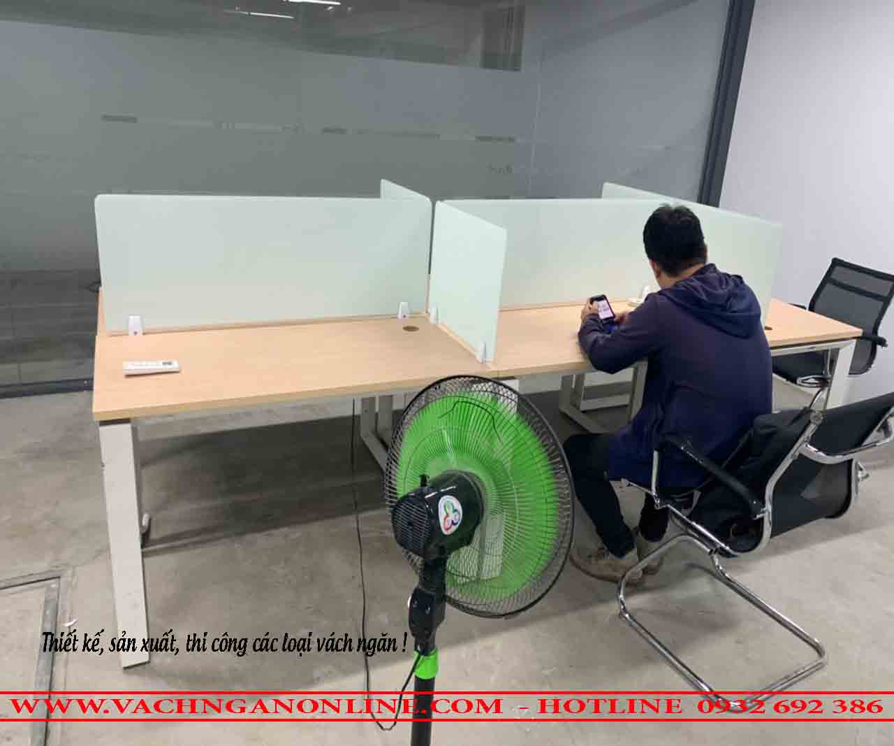 Bàn làm việc có vách ngăn 506