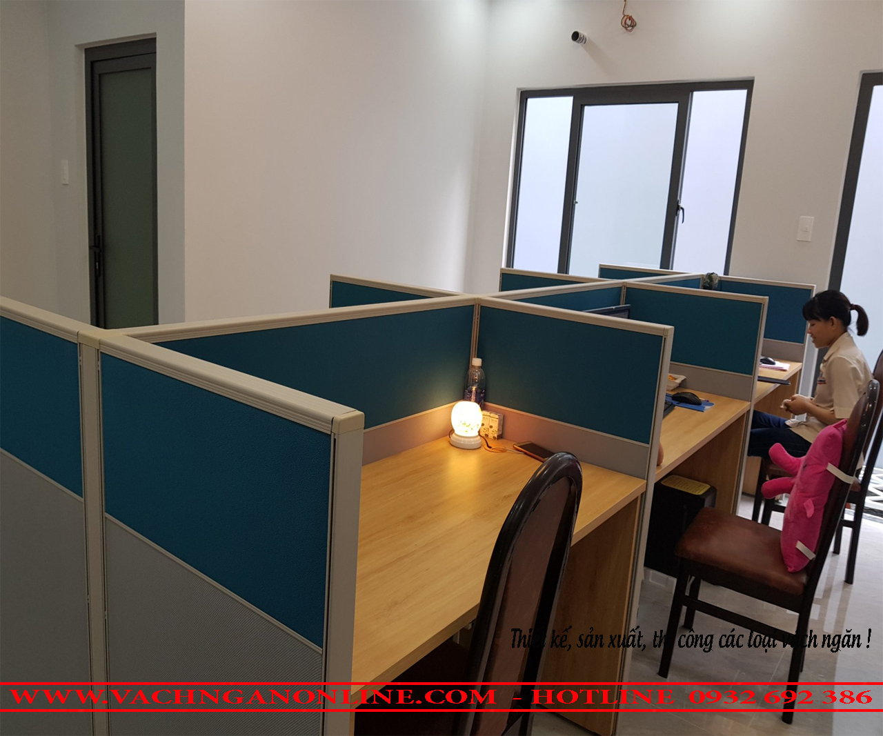 Bàn làm việc có vách ngăn 604