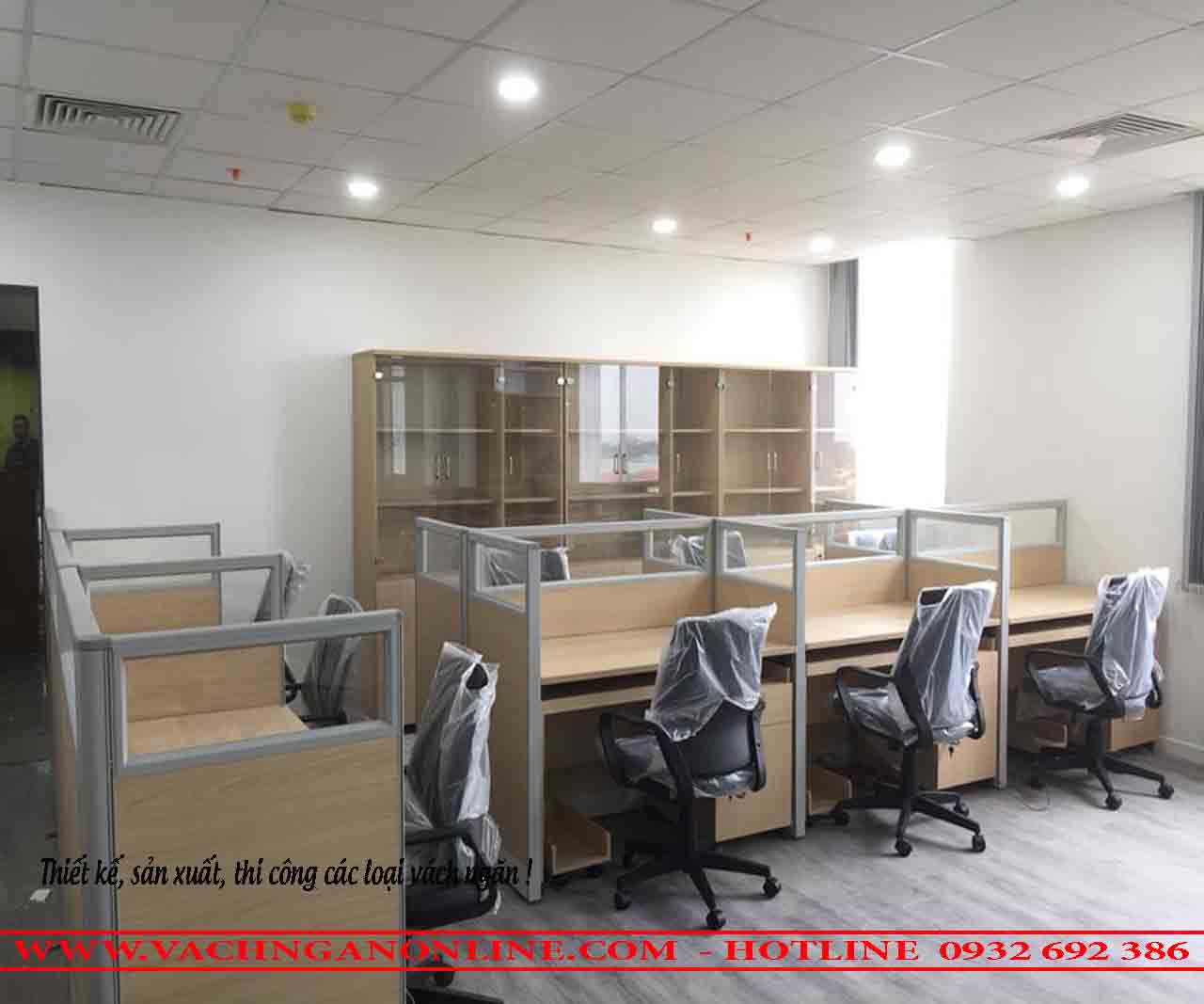 Bàn làm việc có vách ngăn 607