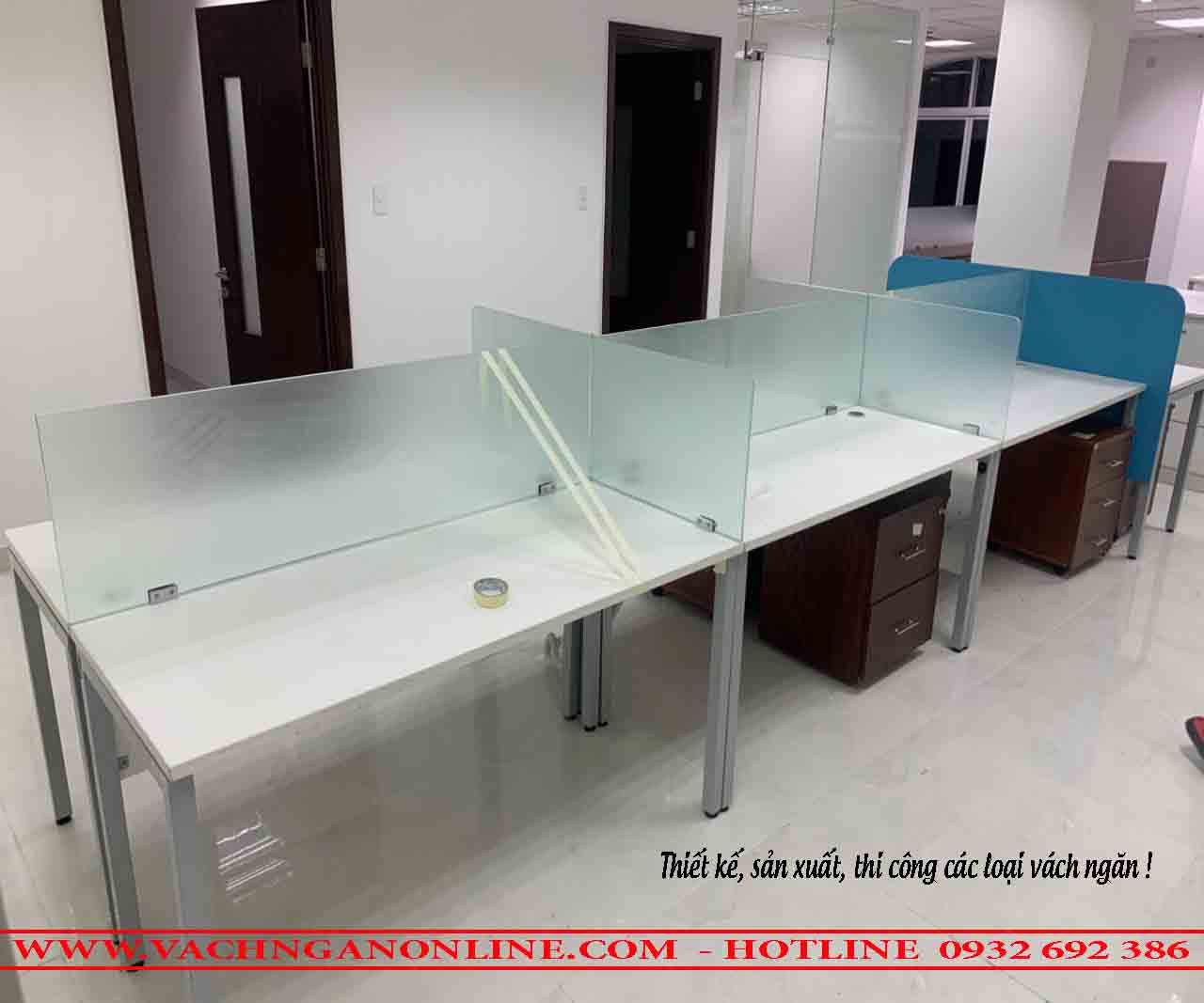 Bàn làm việc có vách ngăn 705