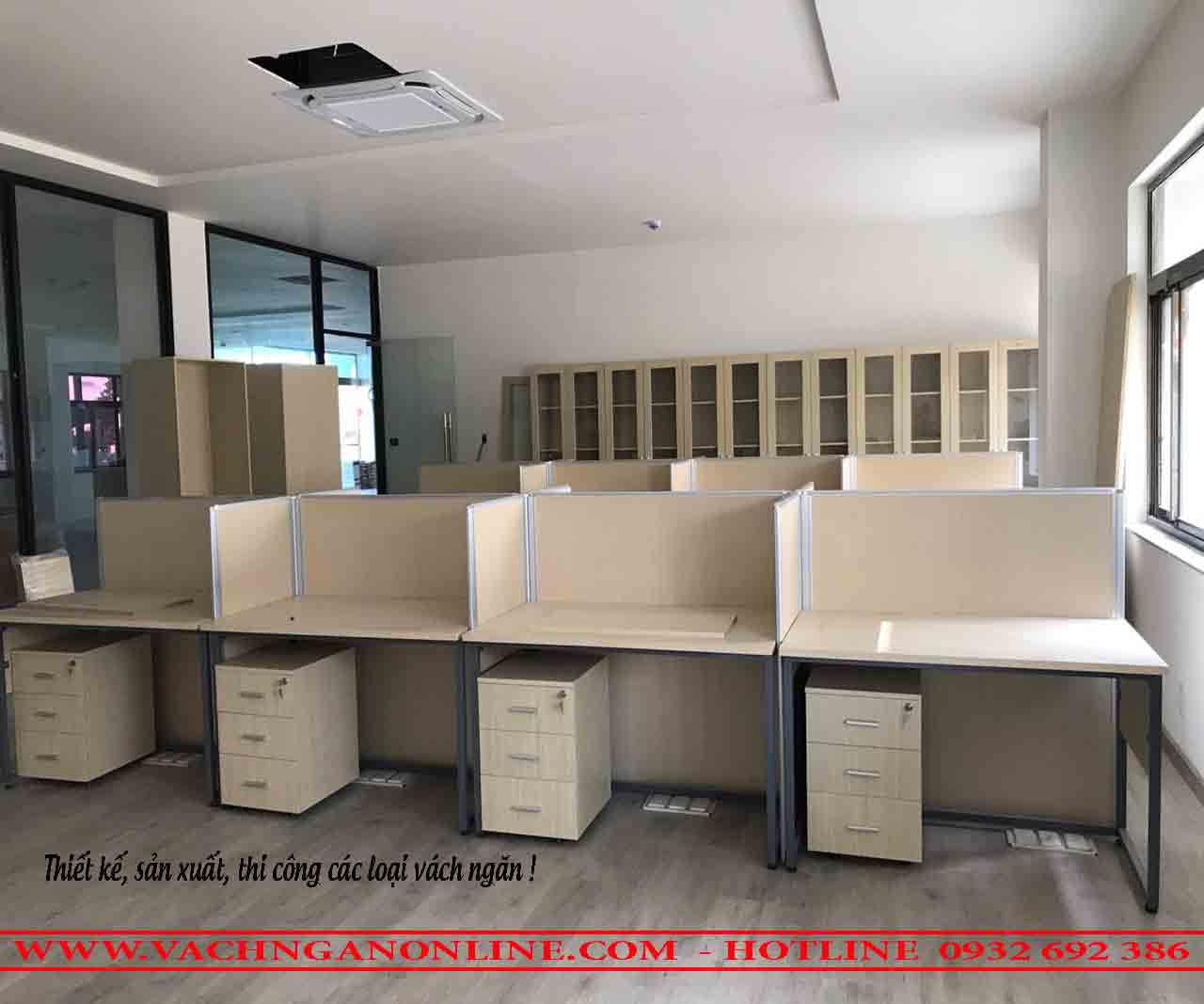 Bàn làm việc có vách ngăn 802