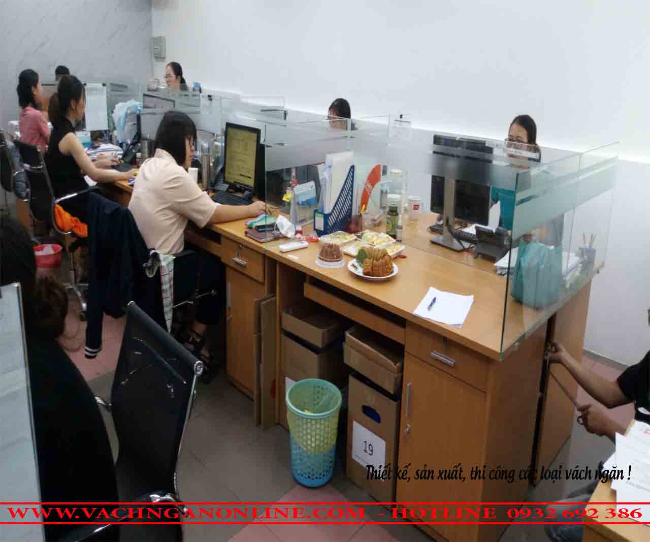 Bàn làm việc có vách ngăn 809