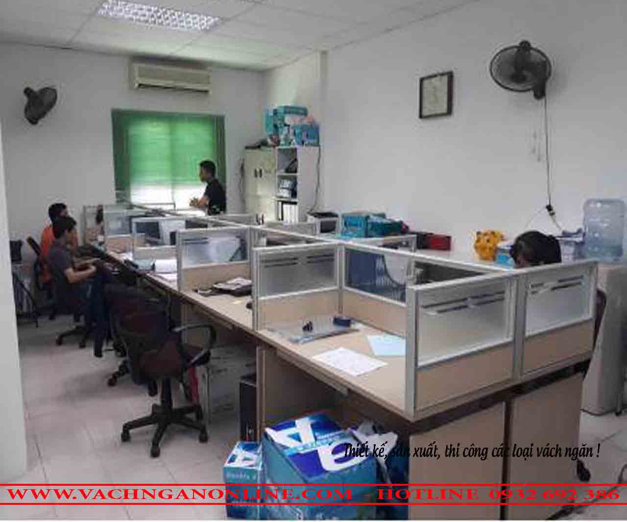 Bàn làm việc có vách ngăn 1006